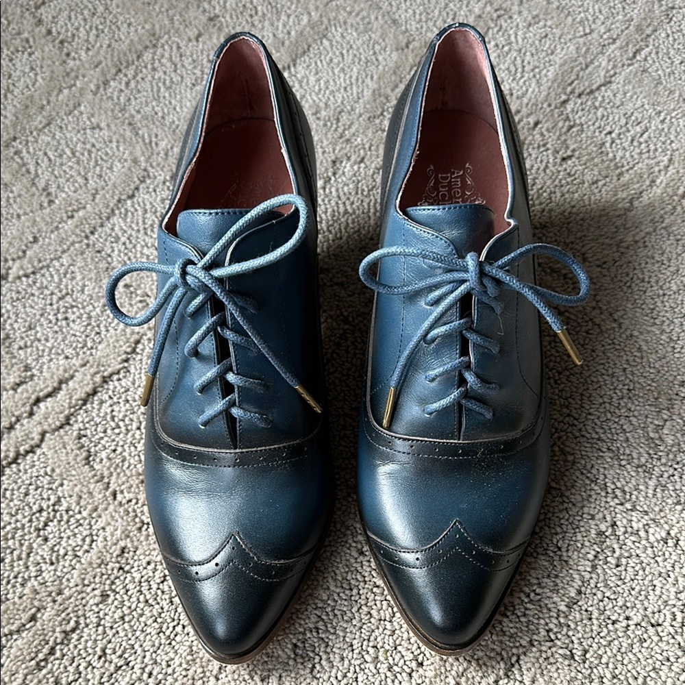 The Londoner by American Duchess oxford leather shoe. Size 7 Navy. Barely worn.
